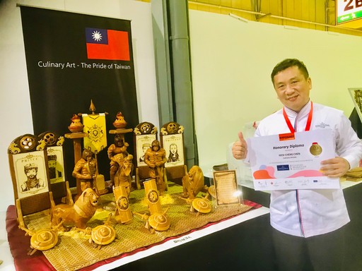 景文科大餐飲系老師陳文正在「藝術麪包」類作品「亞瑟王—出征」獲得金牌。