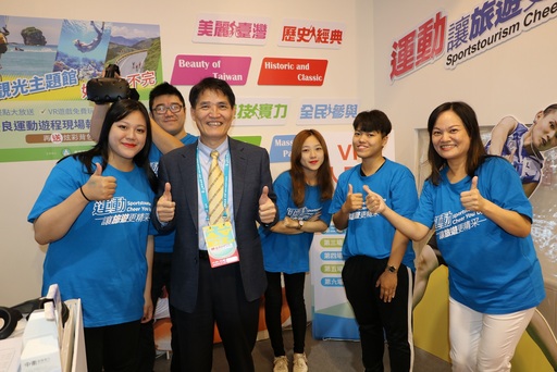 教育部體育署長高俊雄(左3)親臨現場體驗VR