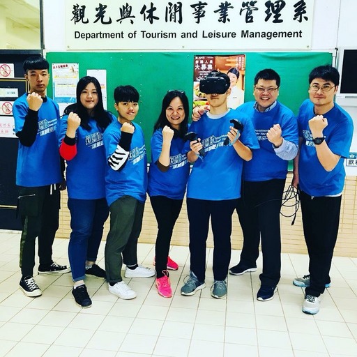 觀休系主任莊哲仁(右2)鼓勵學生一起夯VR
