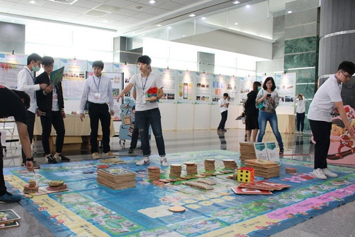 現場陳設的大型桌遊,由陳勝一及蘇玄啟兩位教師以環境教育知識及元素為主軸設計的桌遊,以創新且大眾熟悉的方式推廣環境教育