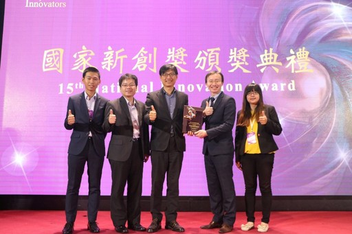 中國醫藥大學「3D列印醫療研發中心」團隊接受頒獎表揚。