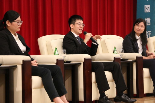 中信金融管理學院財務金融系大四生陳治穎(中)與學弟妹大方分享暑期實習經驗,經過中金院四年訓練,展現成熟風範