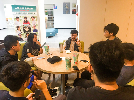 中信金融管理學院財務金融系大四生陳治穎(中間白衣),對學習過程侃侃而談