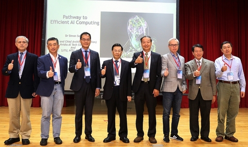 TAAI 2018人工智慧技術與應用研討會,亞大校長蔡進發(左四)、曾憲雄副校長(右四)、TAAI學會許輝煌理事長(左三)、Nvidia中心Denon Chang(右三)、Keynote 講者Simon See(左二)、婁世鐘教授(右二)、連耀南院長(左一)薛榮銀主任(右一)。