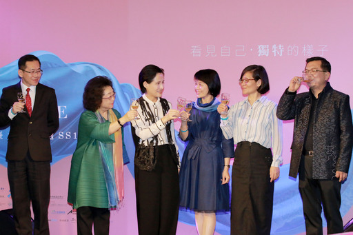 文化部長鄭麗君(左3)與聯合主辦單位共同舉杯為後續三天的「臺北時裝週」開啟最耀眼的序曲