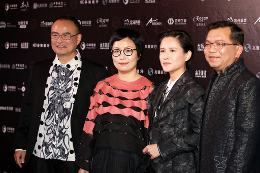 文化部長鄭麗君(右2)特別帶領蕭宗煌、丁曉菁及李連權等3位次長走星光大道,共同為為期四天的「2018臺北時裝週SS19」揭開序幕