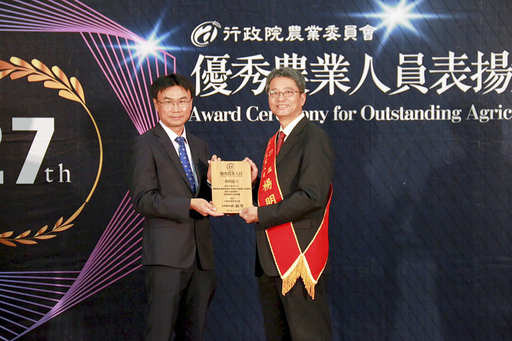 é€¢ç”²å¤§å­¸åœ‹éš›ç¶“ç‡Ÿèˆ‡è²¿æ˜“å­¸ç³»æ¥Šæ˜Žæ†²æ•™æŽˆï¼ˆå³ï¼‰ï¼Œç²è¡Œæ”¿é™¢è¾²æ¥­å§”å“¡æœƒè¡¨æšç‚ºç¬¬27å±†å„ªç§€è¾²æ¥­äººå“¡ã€‚ï¼ˆç…§ç‰‡ï¼æ¥Šæ˜Žæ†²æ•™æŽˆæä¾›ï¼‰