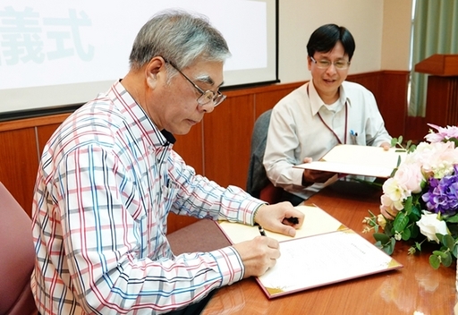 佛光大學副校長藍順德與「笨珍培群獨立中學」簽訂臺馬學校合作協議。