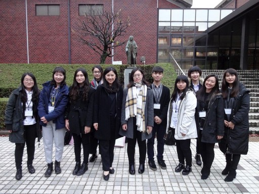 中國醫大職安系師生在日本產業醫科大學校園合影。