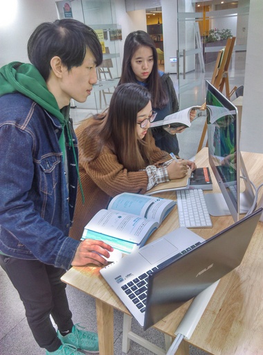 中信金融管理學院採購MAC放置校內圖書館,提供程式創客營小組同學測試或開發實作程式使用