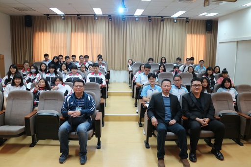 屏東縣私立美和高中李昱慶(一排左)老師於本(12)月07日率領該校共68位學生親訪中信金融管理學院