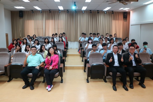 高雄市立新興高中李采薇老師(一排左二)於本(12)月04日率領該校共40位學生親訪中信金融管理學院
