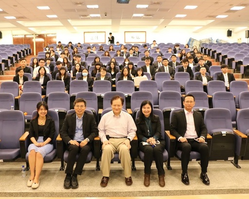 本(12)月6日,王可言董事長(一排右三)與中信金融管理學院校內師生進行金融科技論壇講座