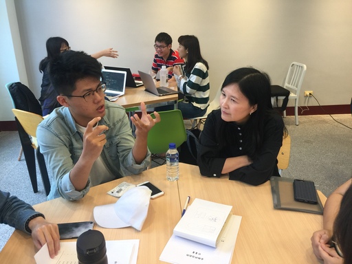 中信金融管理學院財務金融學系林淑萍主任在課餘時間與各組團隊學生們,進行作品開發指導