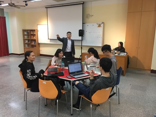 中信金融管理學院企業管理學系林承賢老師在課餘時間與程式創客營的學生進行深度互動及討論