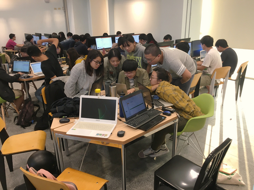 中信金融管理學院程式創客營透過分組的模式,讓同儕之間互相切磋討論,積極籌劃團隊創意程式作品
