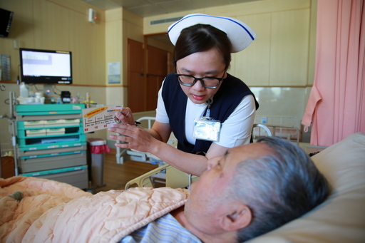 副護理長歐軒如以「創新CRBD評估量表」向郭先生詢問術後導尿管狀況。