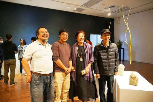 藝術家與作品開心合照留念
