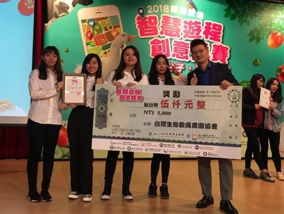 龍華科大觀光系羅印呈老師指導學生,以「探索慢活森林王國」獲導覽遊程組三獎佳績。