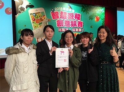 龍華科大觀光系鍾涓涓老師與獲得優選獎學生合影。