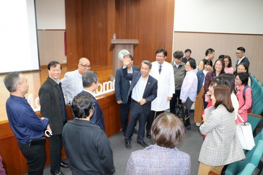 李校長揮手與師生們互道珍重再見。