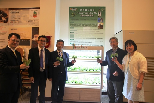 佳能國際公司張總經理致贈植物工廠即行由林校長等種植