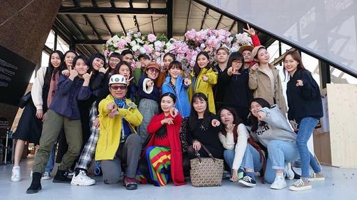 時尚系師生參加歐都納「穿行戶外‧高空飛炫秀」動態展演活動,時尚系師生、歐都納公司主管人員合影。