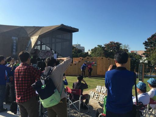 時尚系師生參加歐都納「穿行戶外‧高空飛炫秀」動態展演活動,吸引民眾觀賞、搶拍。