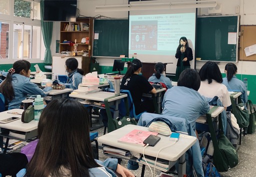 中信金融管理學院企管系副主任王珊彗於台南女中多元課程介紹人工智慧學系,並透過活動來練習文宣設計