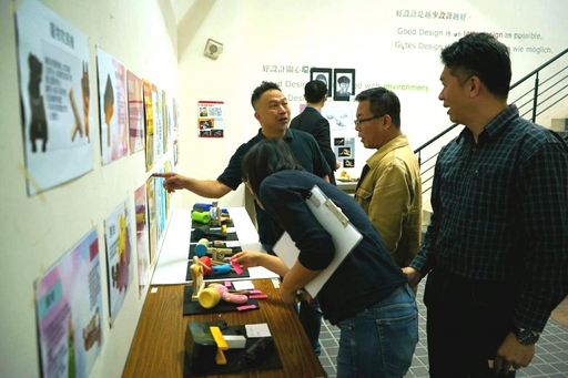 商設系范浩承老師說明該系進修部二年級作品設計方針與教學目的。