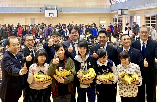 小學生與長官對臺蕉的讚賞(大合照)