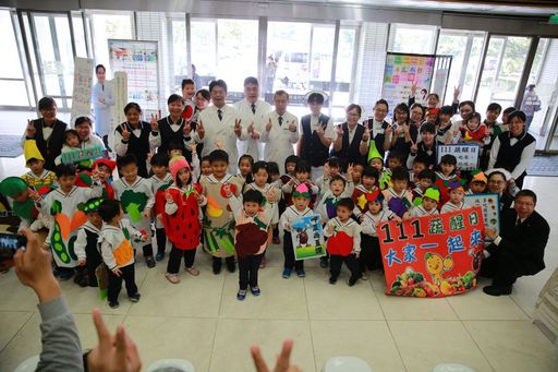 花蓮慈院副院長吳彬安、何宗融、羅慶徽帶領醫護同仁與大愛幼兒園的小朋友,一起分享來自經思精舍師父準備的臘八粥。