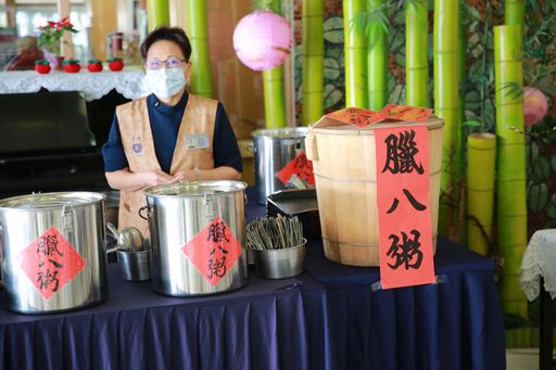 現場準備了兩千人份的臘八粥與病人、家屬及全院醫護同仁結緣。