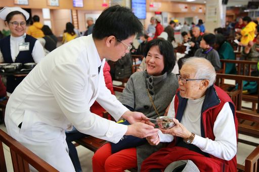 花蓮慈院副院長何宗融為91歲的李爺爺送上臘八粥。