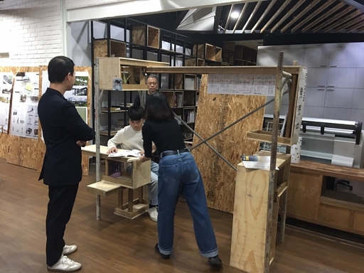 室設系同學嚐試從社區關懷出發,提出1:1空間實體構築作品。