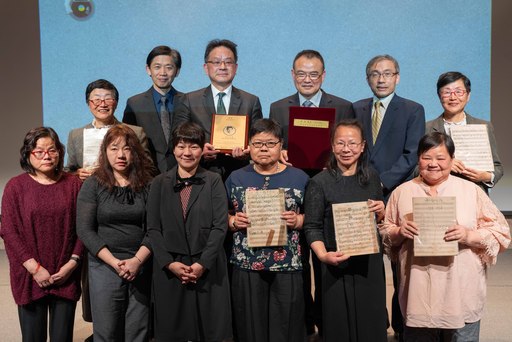 許石九位子女與蕭宗煌次長(後排右三)、陳濟民主任(後排右二)合影
