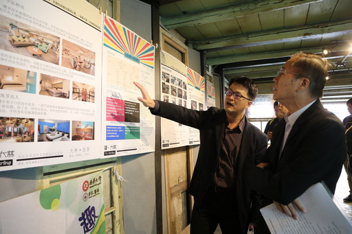 南華大學建景系舉辦「全能攤販改造計畫」成果展,陳惠民老師進行導覽介紹。