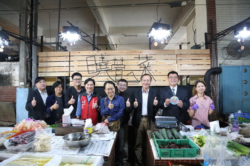 南華大學建景系師生進行「全能攤販改造計畫」,融入文創概念為傳統市場攤商打造新氣象。