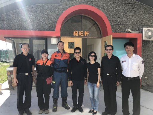 狗年歲末,台東縣黃健庭前縣長賢伉儷為搜救犬們帶來驚喜
