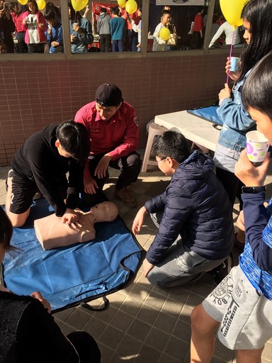 當天活動除了結合農曆豬年主題進行玩偶市場遊行外,中間也夾帶消防知識推廣,同時也聘請新店區公所役政災防課、工務課等提供民眾老屋健檢諮詢,現場春意洋溢,熱鬧非凡。