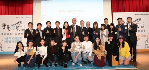 灃食「食尚著裝」前進校園舉辦學童票選,「學童打菜服」與「分隔式餐盤」入圍團隊前進校園親自解說,搶最佳校園人氣獎頭銜