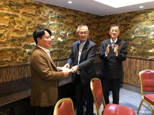 1. 李僑務諮詢委員贈交善款予華僑總會霍會長,賴大使觀禮(右至左:賴大使、李僑務諮詢委員、華僑總會霍會長)