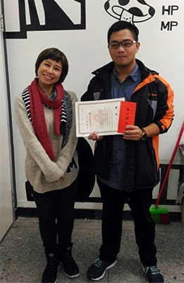 龍華科大文創系陳芳順奮發學習,獲中華工程司勵志獎學金,推薦老師湯怡琇也為他開心。