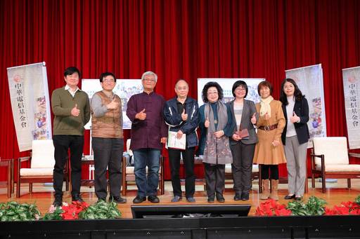 教育部范巽綠政務次長 (右四)、台灣師範大學台史所許佩賢所長(右三)、中華電信基金會洪美華執行長(右二) 、國史館吳密察館長(左四)、監察院孫大川副院長(左三)政治大學台史所薛化元教授(左二)、高雄市歷史博物館王御風副館長(左一) 針對臺灣史教育的過去與未來進行了一場精采交流