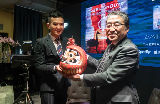 日本未病總研福生吉裕理事長與CGM和平醫療團團長張殷仁醫師進行達摩點睛簽訂合作備忘錄