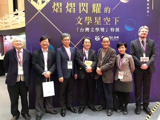 合影(右起)蔣永學博士、文化部人文及出版司陳瑩芳司長、作家林文義、下村作次郎教授、國立臺灣文學館蘇碩斌館長、李瑞騰前館長、陳耀昌醫師