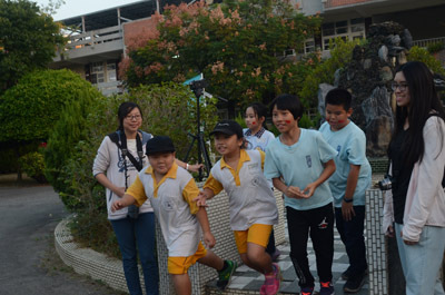 大葉大學生資系學生帶領村東國小學生在遊戲中認識生態保育