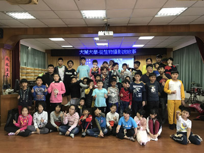 大葉大學生資系學生到文德國小,帶領小朋友認識生態