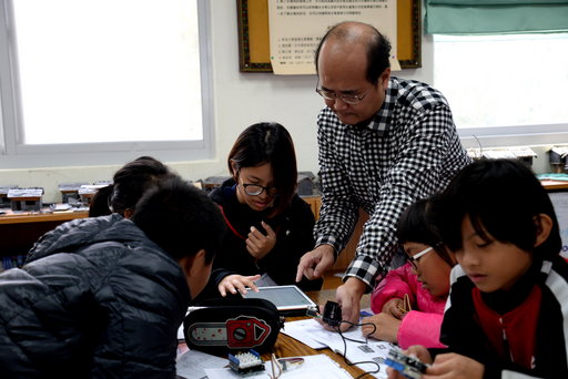 正修數位學伴「職業試探FUN科學營」,小朋友了解各行業蘊含物理與化學原理