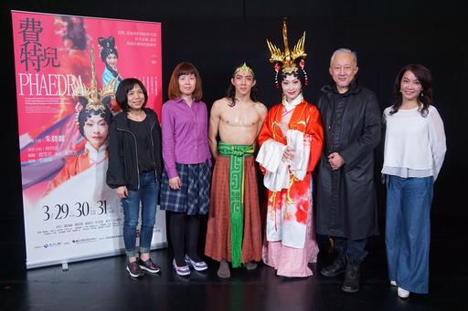 會後大合照 左起導演戴君芳、編劇趙雪君、舞者吳建緯、主演朱勝麗、編舞張曉雄、團長張育華